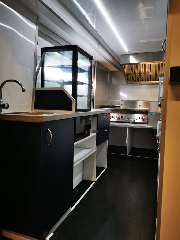 Aménagement food truck TYPE H - Conception et location sur mesure 8