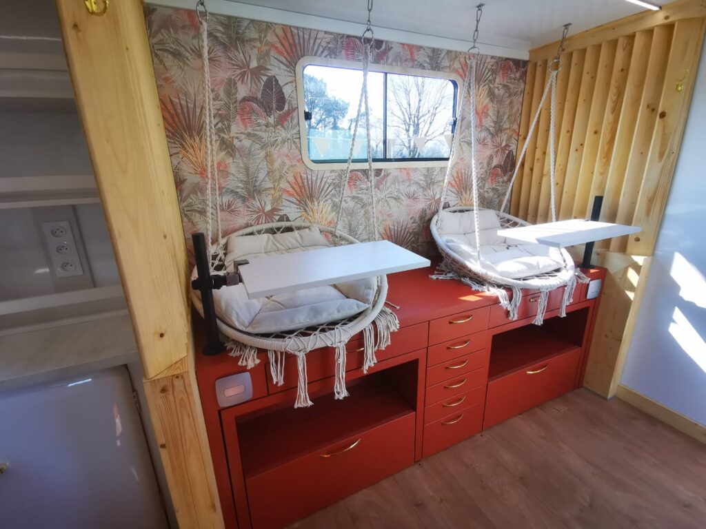 Aménagement intérieur avec fauteuils suspendus réalisé par AGVM dans le Morbihan, Bretagne